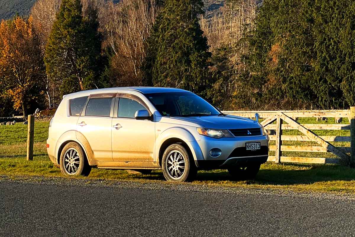 KR Mitsubishi Outlander 4WD Gray 3